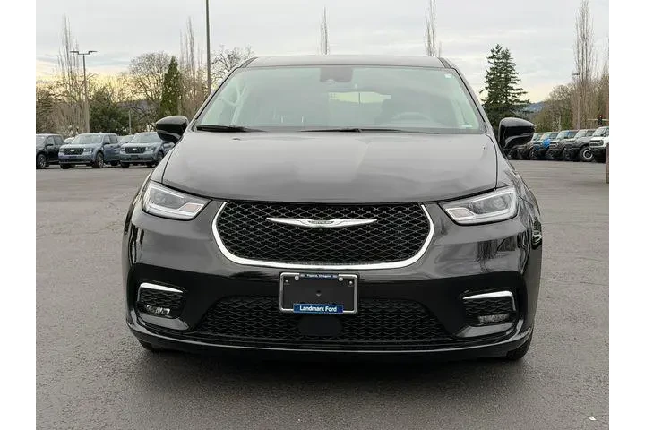 $27983 : Chrysler Pacifica Plug-In Hy image 9