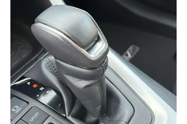 $34980 : Toyota RAV4 2023 XLE Premium image 7