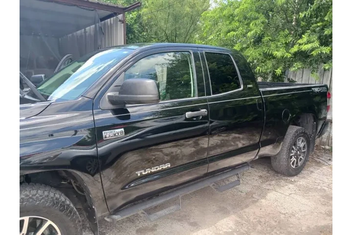 $29500 : 2018 Tundra SR5 image 1