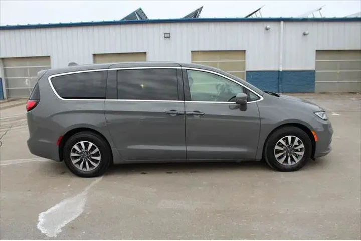 $24995 : Chrysler Pacifica Hybrid 202 image 3