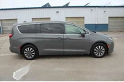 $24995 : Chrysler Pacifica Hybrid 202 thumbnail