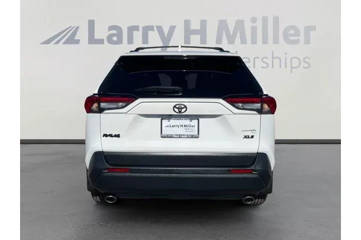 Toyota RAV4 2024 XLE 4dr SUV image 4