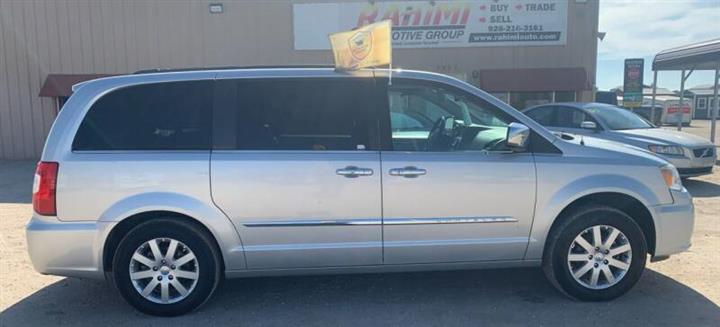 $6997 : Chrysler Town and Country Tou image 9