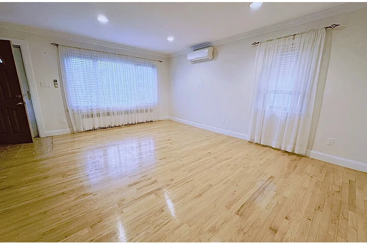 $3000 : WHITESTONE APT ELEGANTE 3BED image 4