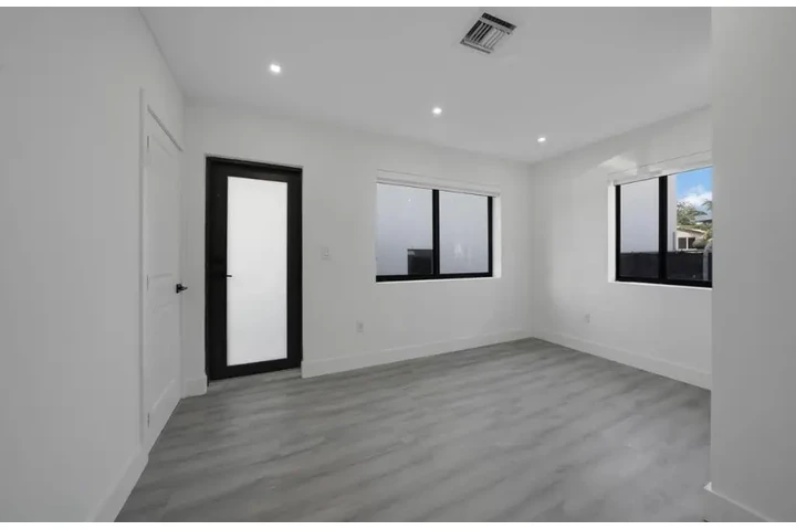 $2500 : 3 bed in Miami Florida image 2
