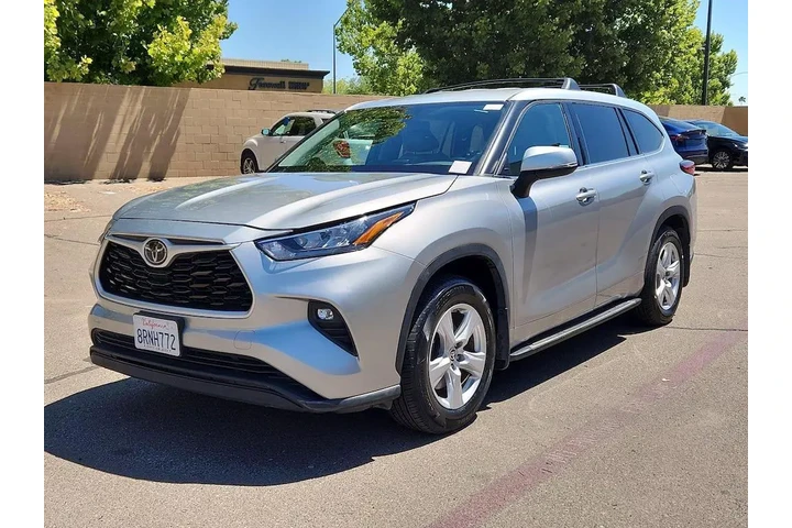 $27998 : Toyota Highlander 2020 LE 4d image 3