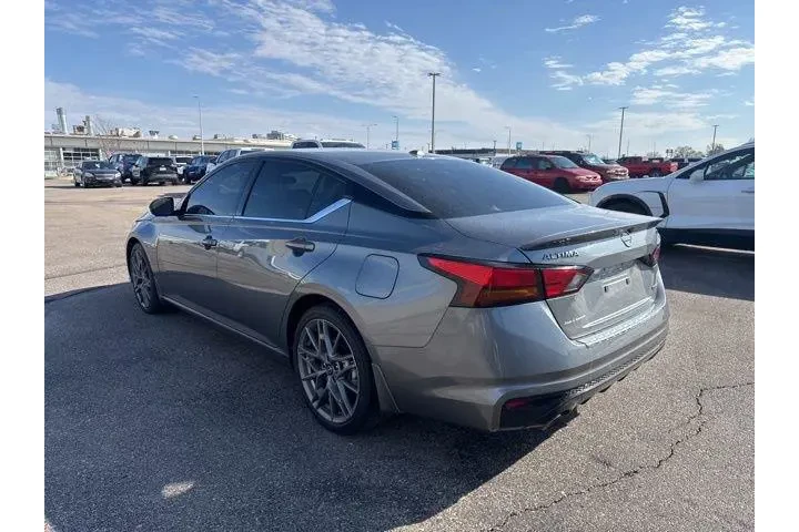 $27982 : Nissan Altima 2023 2.0 SR 4d image 5