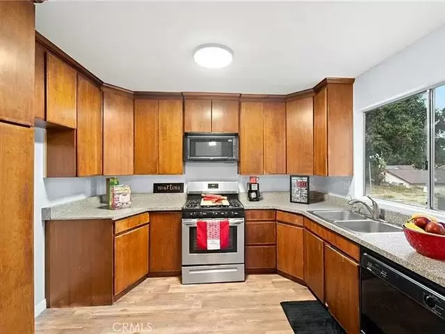 $1300 : Discover delightful home image 4