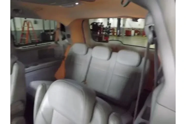 $9985 : Chrysler Town and Country 20 image 9