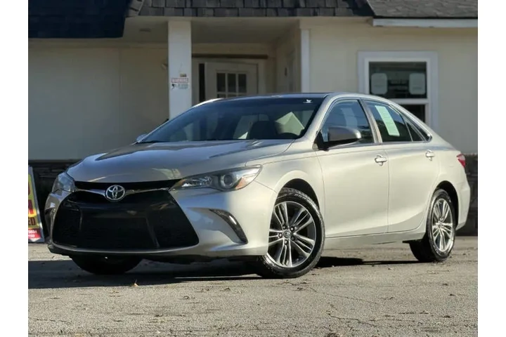 2017 Camry SE image 1