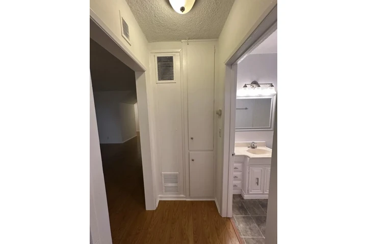 $1900 : 2 Bedroom Apt in James M Wood image 9