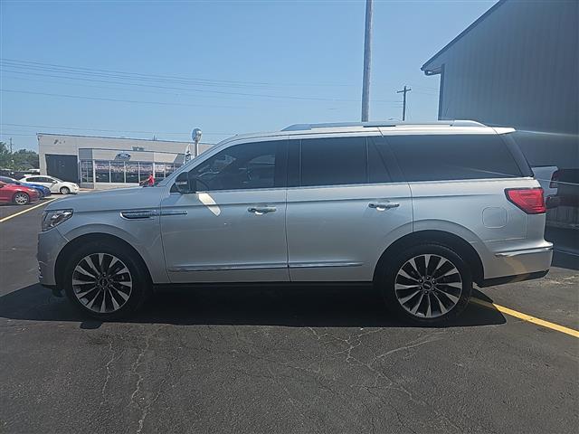 $30550 : 2019 Navigator Select SUV V-6 image 2