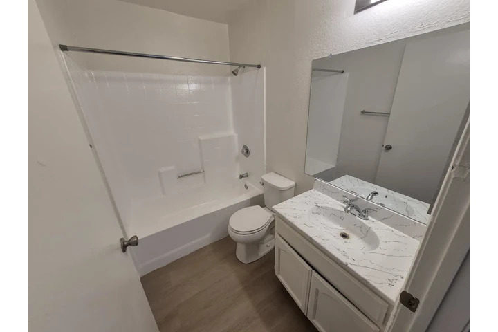 $2200 : South Towers Bonnie Brae image 2