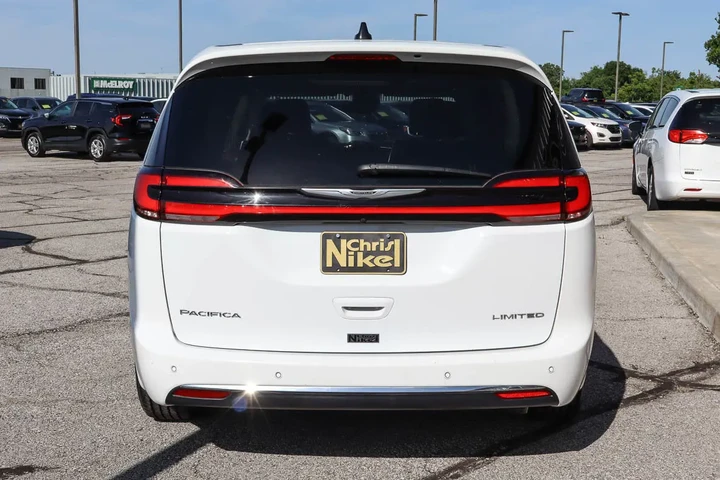 $31287 : 2024 Pacifica Limited FWD image 5