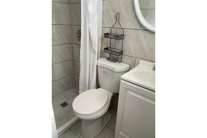 $690 : Rento cuarto independiente image 5