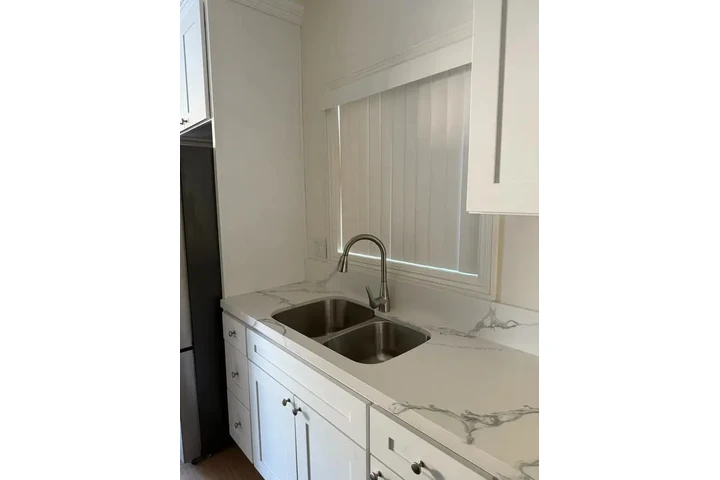 $1100 : Acogedor 1Ba/1Ba Huntington image 3