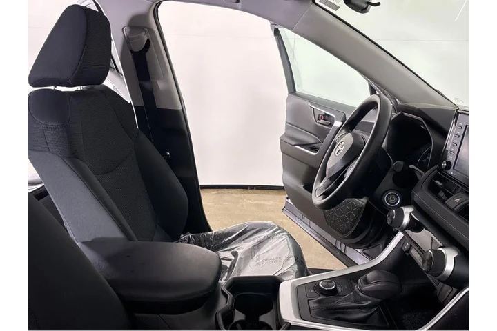 $30000 : Gold Certified2021 RAV4 LE image 6