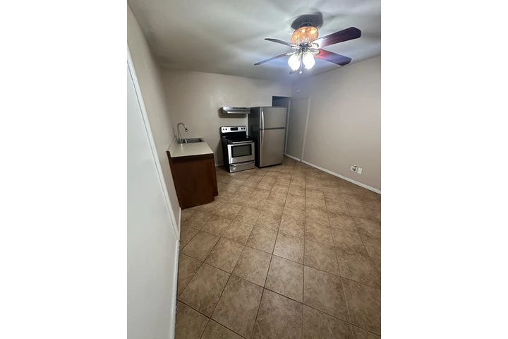 $1299 : Estudio en renta image 2