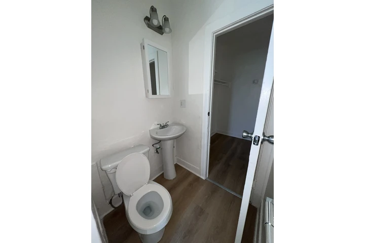 $1525 : Renovated single unit for rent image 8