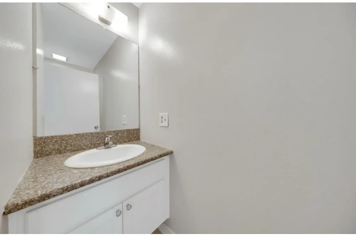 $2350 : 3Bed/2Bath Apt in Los Angeles image 9