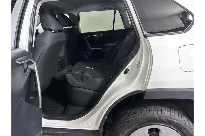 $31989 : Gold Certified 2024 RAV4 LE image 9