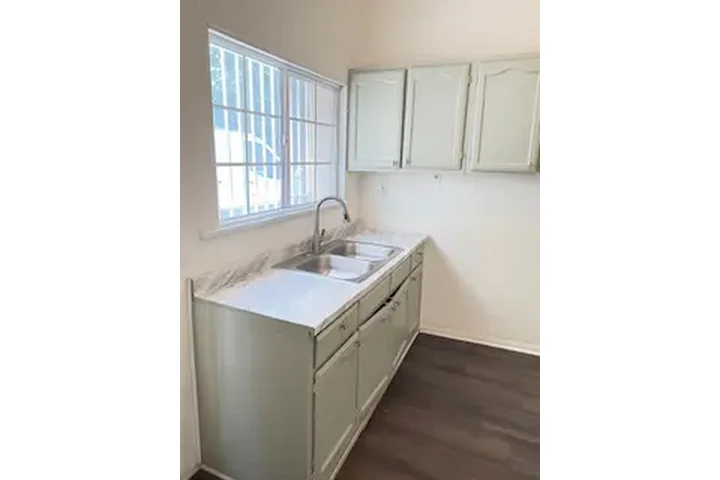 $1750 : 1 BED APT IN HUNTINGTON PARK image 2