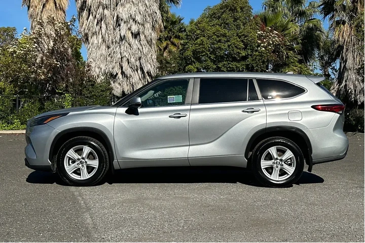 $29998 : Toyota Highlander 2023 L 4dr image 6