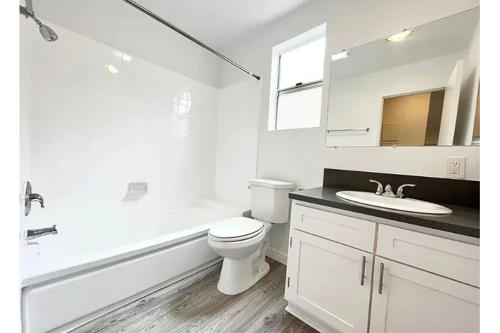 $1450 : 1Bed 1Bath Apt in Los Angeles image 9