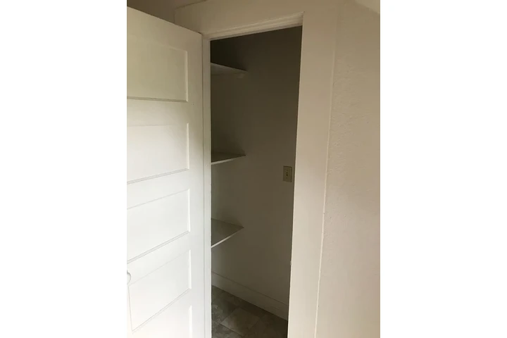 $1250 : 1 bedroom apt image 4