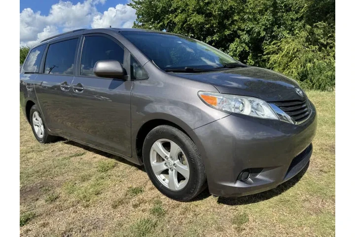$9995 : 2015 Sienna image 3