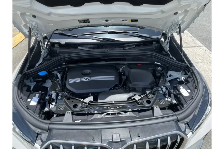 $54000 : 2025 BMW con Premium Package! image 4