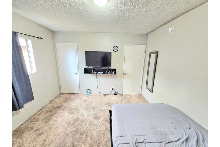 $1200 : Cuarto grande Panorama City image 1