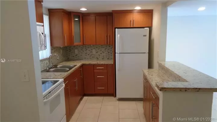 $235000 : Townhouse Fontainebleau Blvd image 2