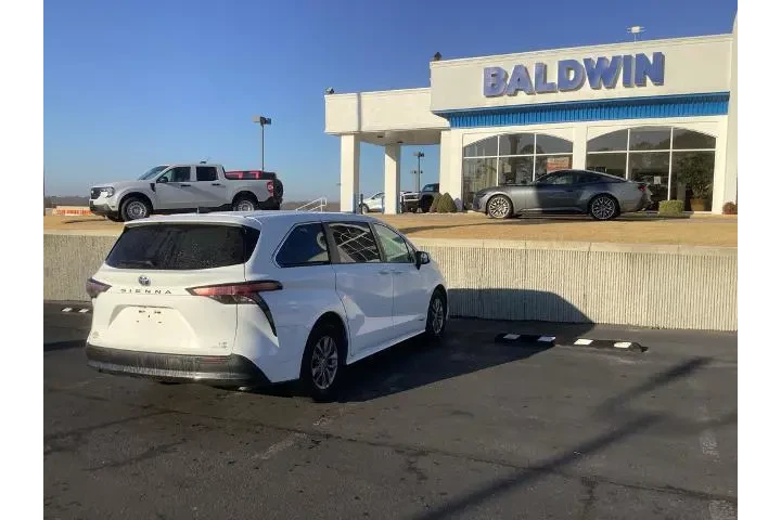 $24950 : Toyota Sienna 2021 LE 8-Pass image 7