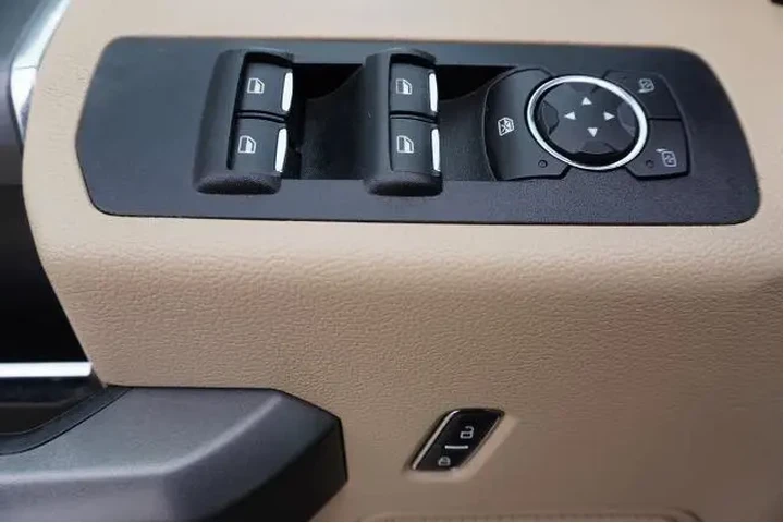 $18488 : Ford F-150 2017 4x4 XLT 4dr image 9