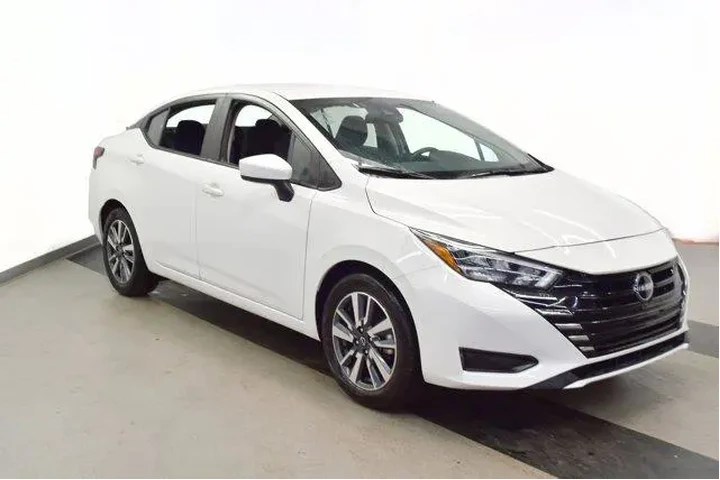 $16994 : Nissan Versa 2025 SV 4dr Sed image 5