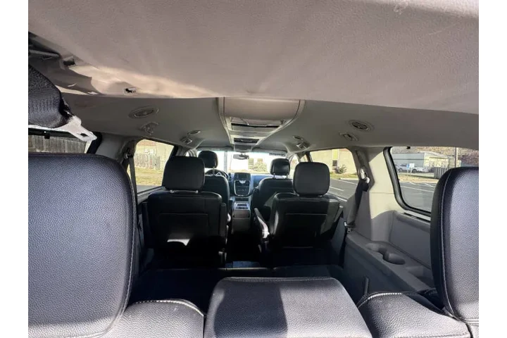 $6500 : 2014 Town and Country Touring image 7