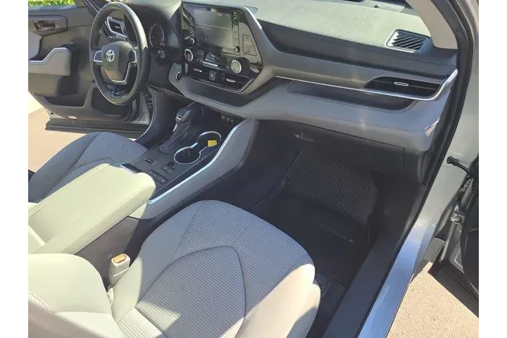 $29995 : Toyota Highlander 2021 LE 4d image 9