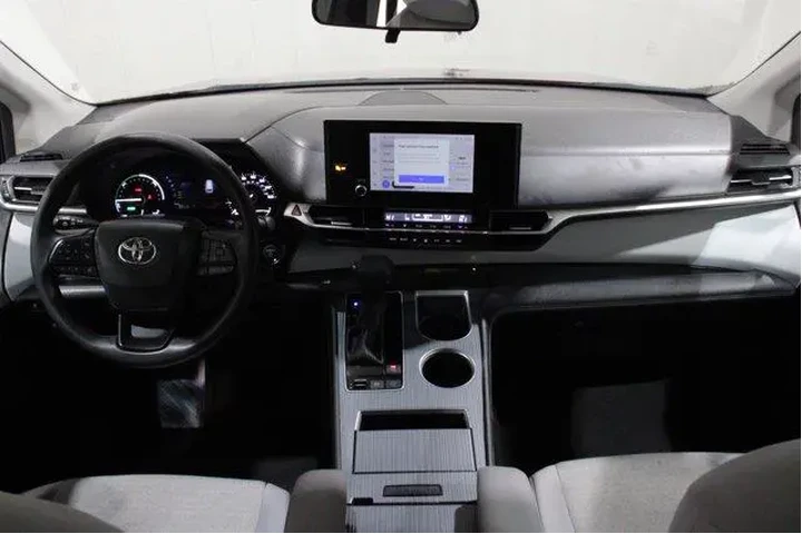 $39998 : Toyota Sienna 2025 LE 8-Pass image 2