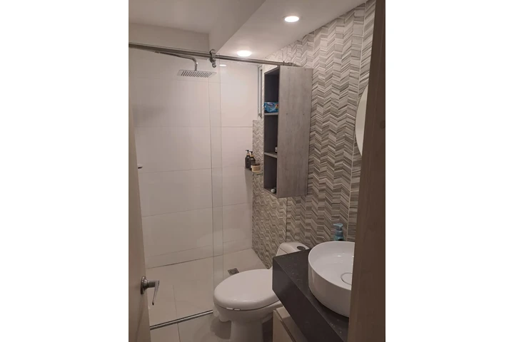 $800000 : SE ARRIENDA CUARTO image 2