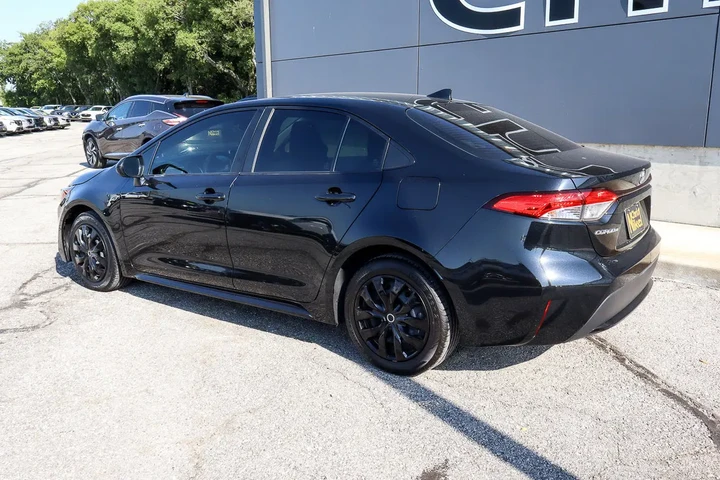 $16988 : 2021 Corolla LE image 6