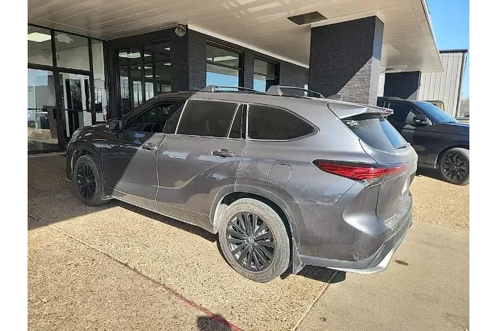 $34344 : Toyota Highlander 2023 LE 4d image 2