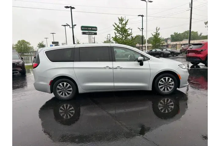 $27980 : Chrysler Pacifica Plug-In Hy image 5