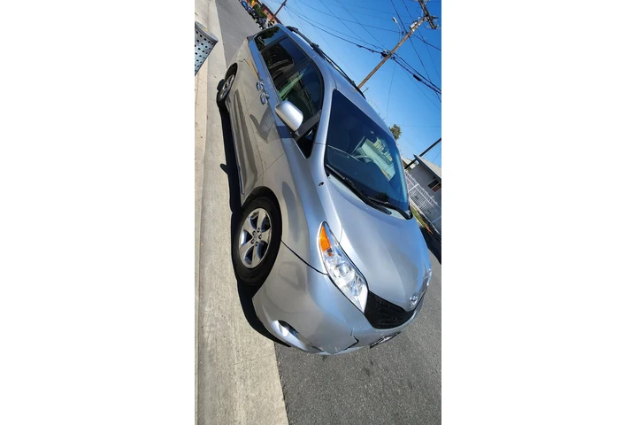 $4000 : Vendo Toyota Sienna image 7