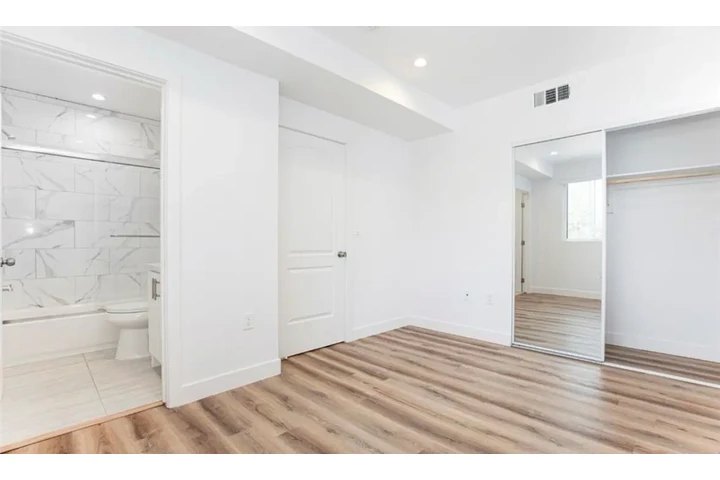 $1895 : 2 Bedroom Apartment in LA image 5