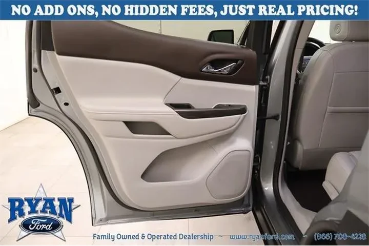 GMC Acadia 2023 SLT 4dr SUV image 9