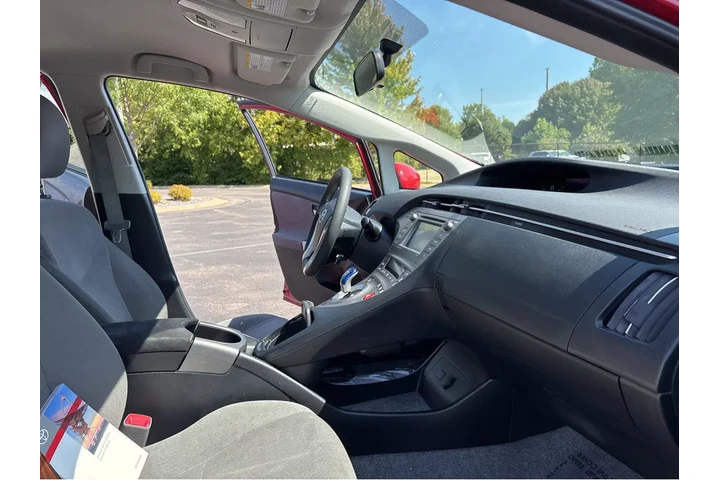 $15000 : 2013 Prius Two image 5