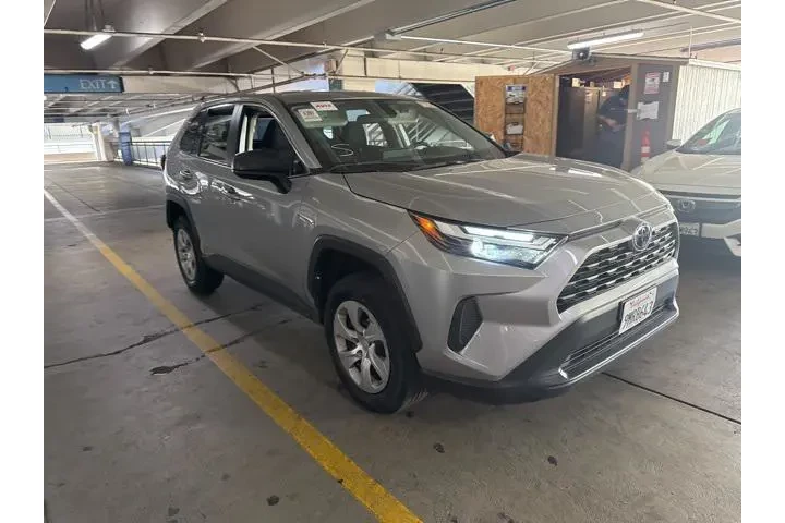 $25990 : Toyota RAV4 2024 AWD LE 4dr image 2