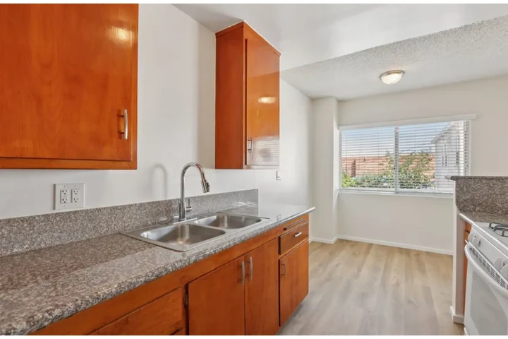 $2300 : 3 Bedroom Apt in West Adams image 3