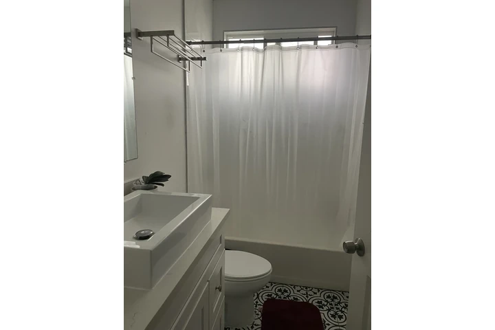 $1100 : Rento Cuarto en Bell Garden image 3